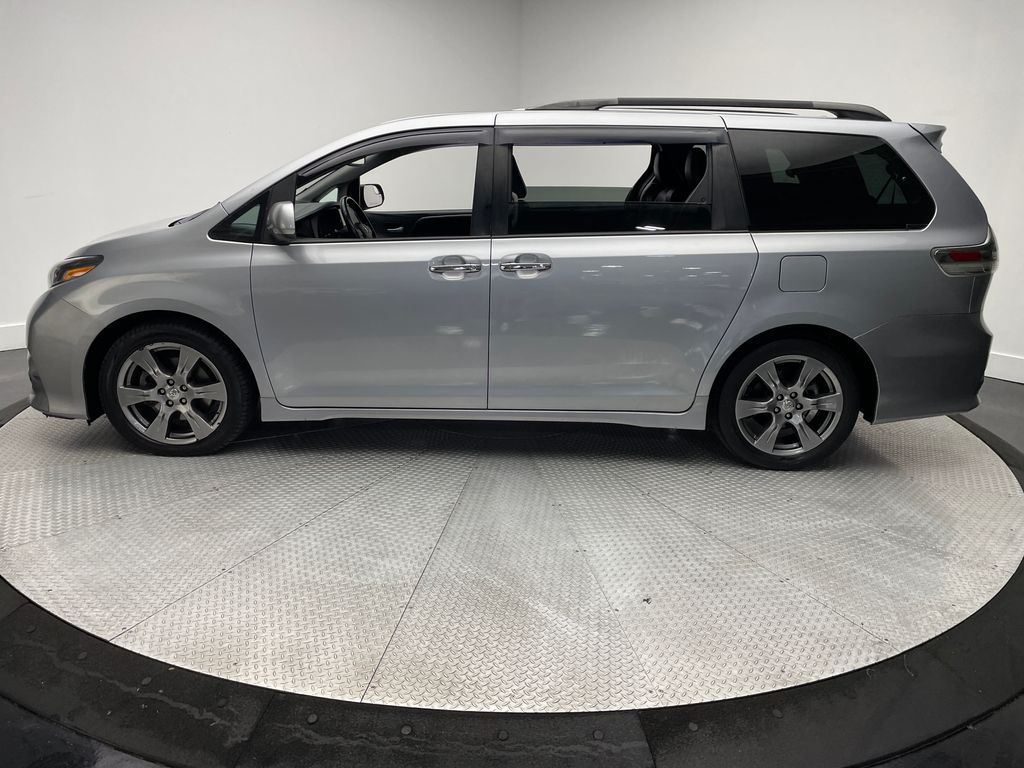 Thumbnail: 2017 Toyota Sienna - 8