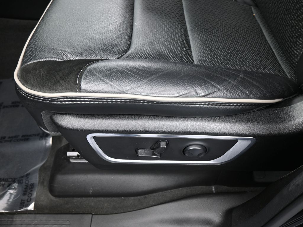 Used 2023 Diamond Black Crystal Pearlcoat Ram Laramie image 15