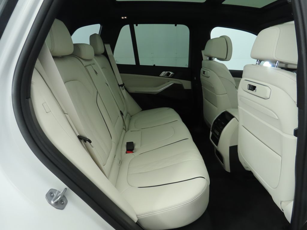 2026 BMW X5 M60i 23
