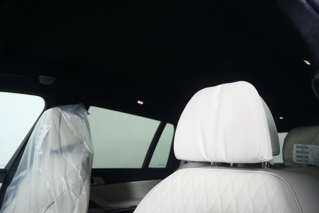 Thumbnail: 2026 BMW X7 - 12