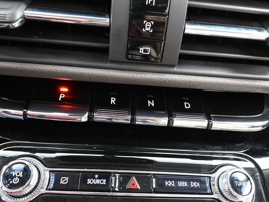 Used 2022 Pristine White Metallic Tri-Coat Lincoln Reserve image 31