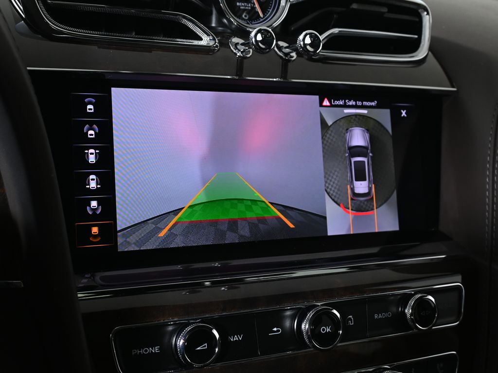 Thumbnail: 2022 Bentley Bentayga - 27