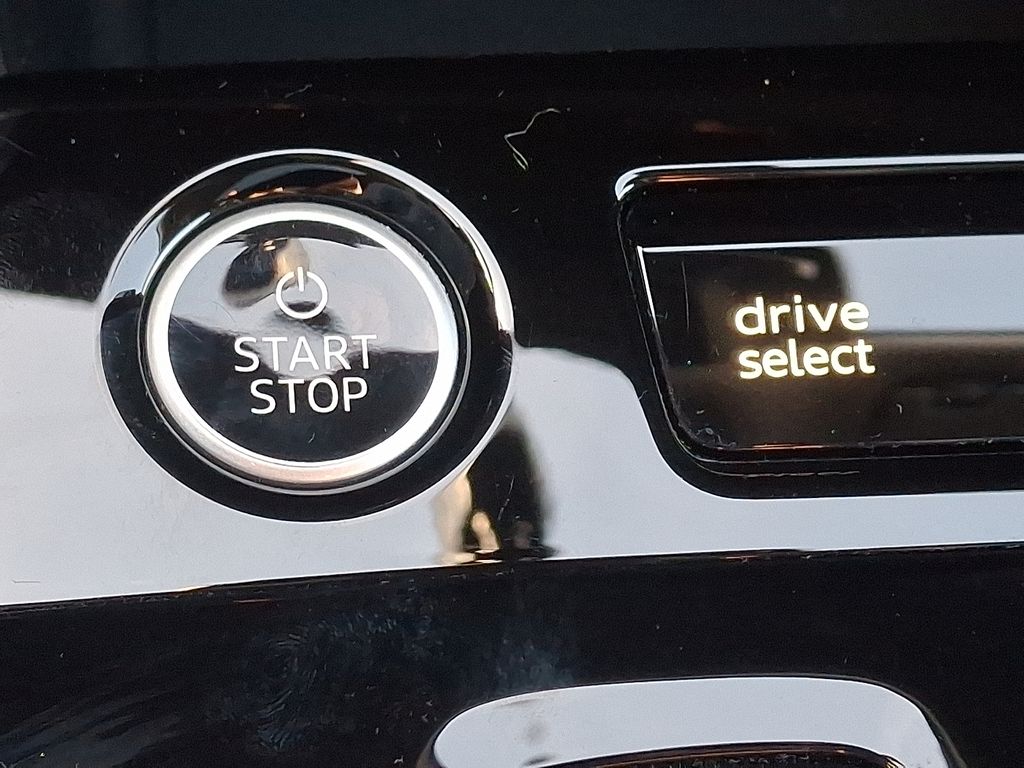 Thumbnail: 2025 Audi Q6 e-tron - 24