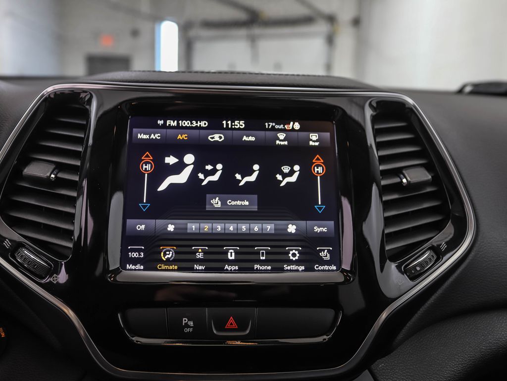 Thumbnail: 2019 Jeep Cherokee - 17