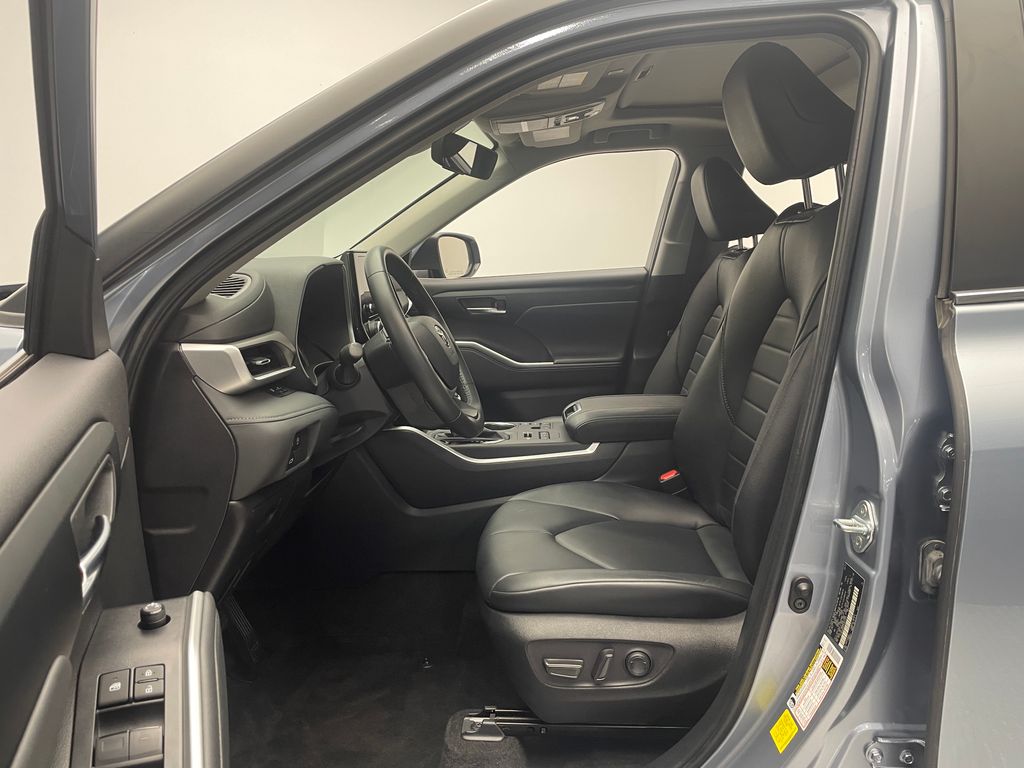 Thumbnail: 2023 Toyota Highlander - 12