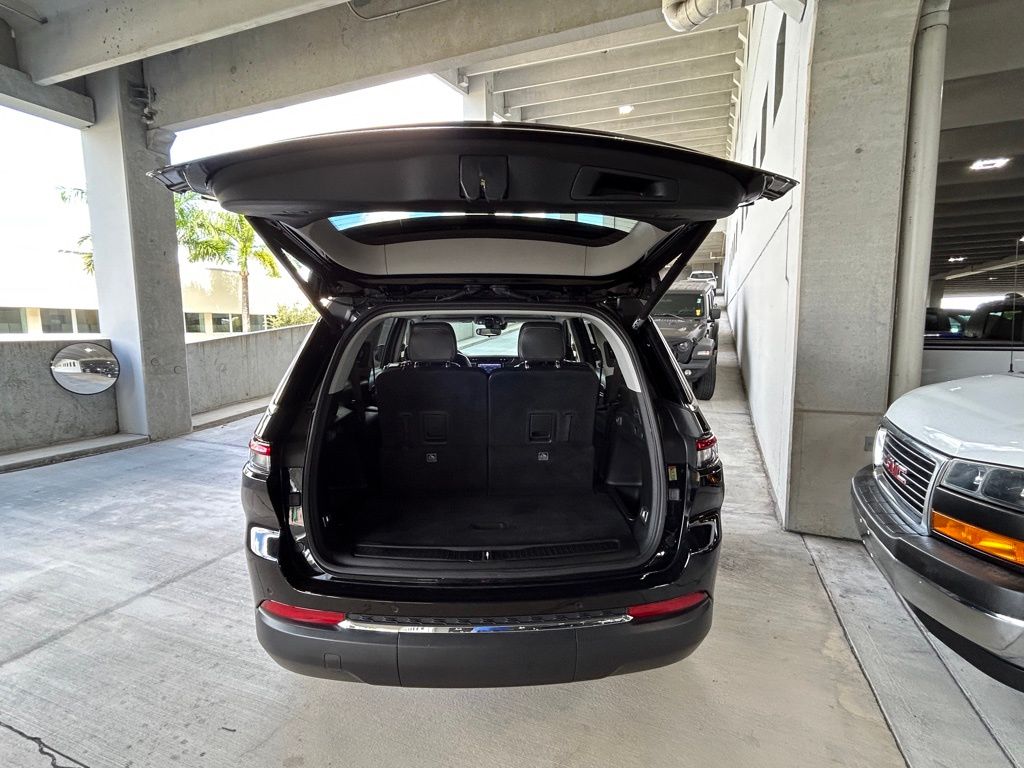 Used 2023 Diamond Black Crystal Pearlcoat Jeep Limited image 33