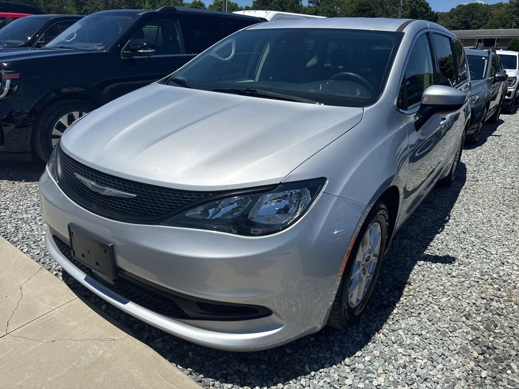 2023 Chrysler Voyager LX's photo