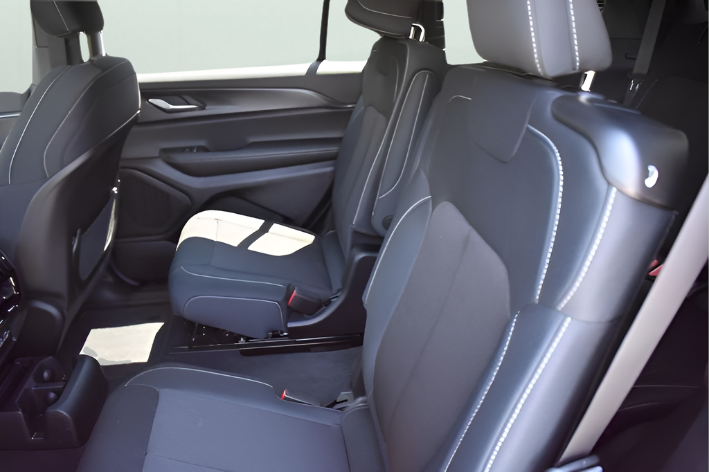 New Car 2025 Jeep Grand Cherokee L  Laredo For Sale In Austin, Texas