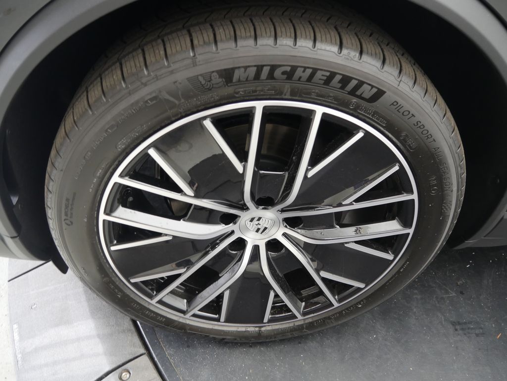 Thumbnail: 2026 Porsche Macan - 12