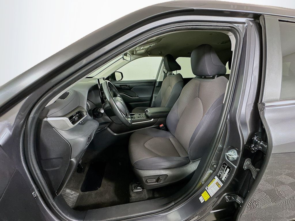 Thumbnail: 2023 Toyota Highlander - 21