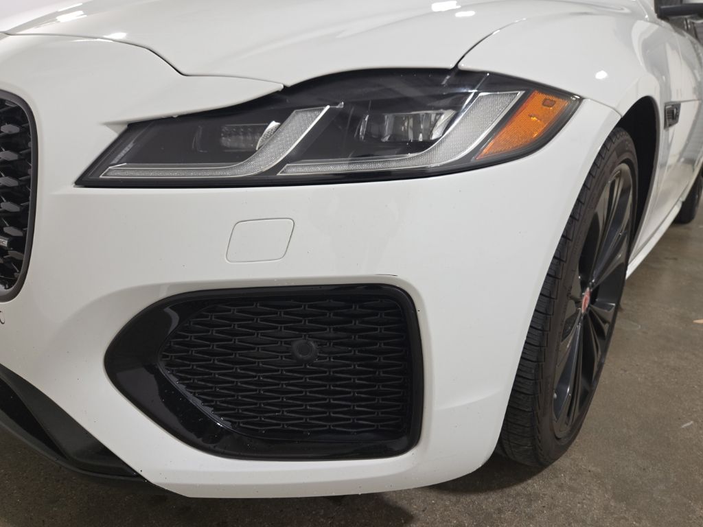 Certified Used 2022  Jaguar R-Dynamic SE image 30