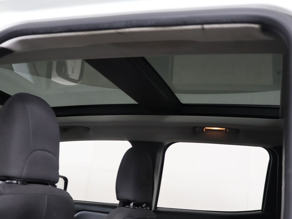 Used 2018 White Jeep Latitude image 13