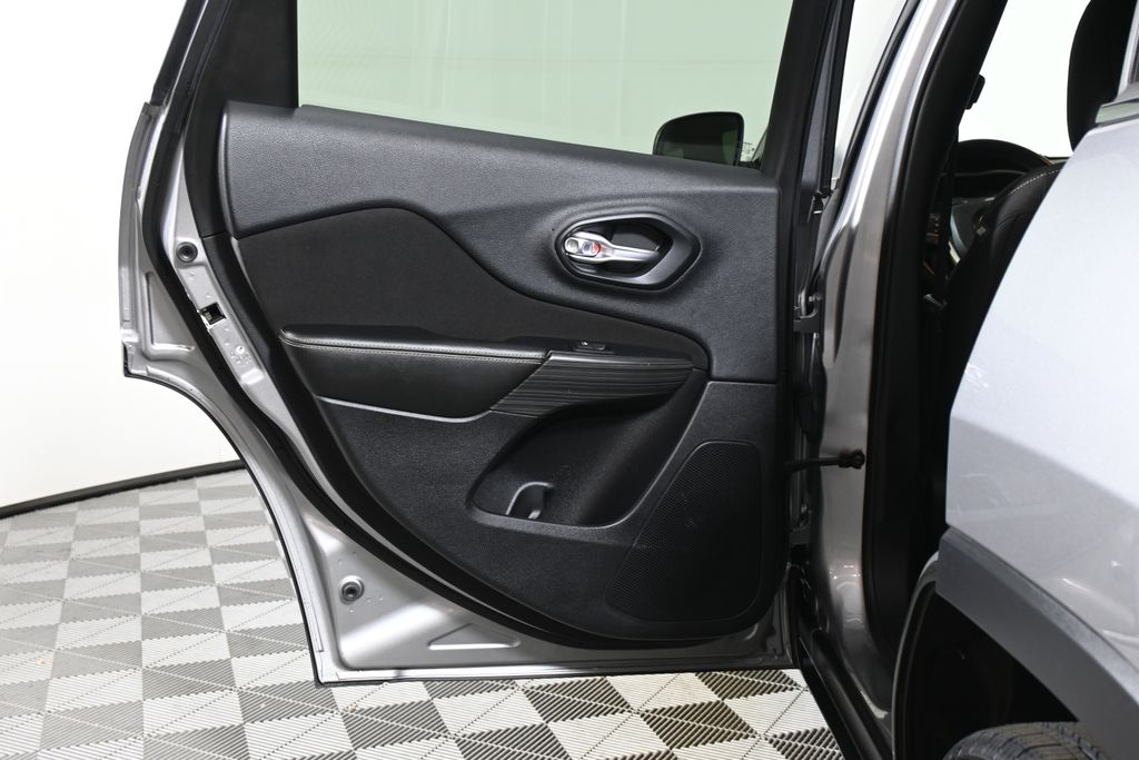 Thumbnail: 2016 Jeep Cherokee - 31