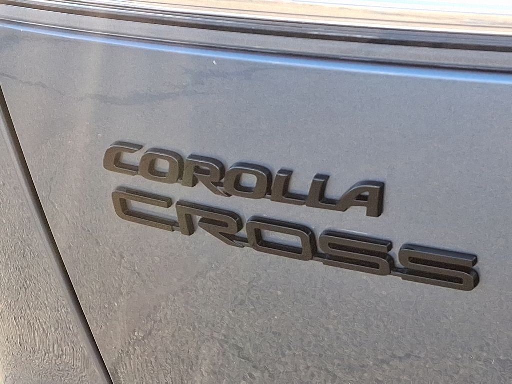 2025 Toyota Corolla Cross LE 5