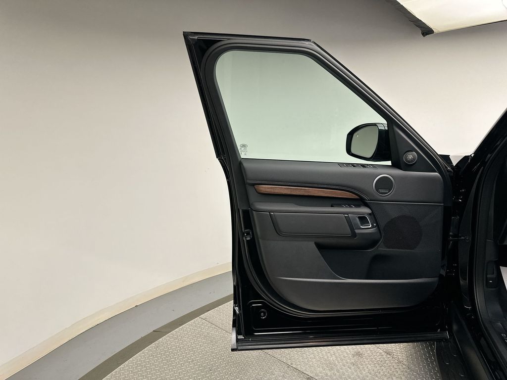 2025 Land Rover Discovery Dynamic SE 7