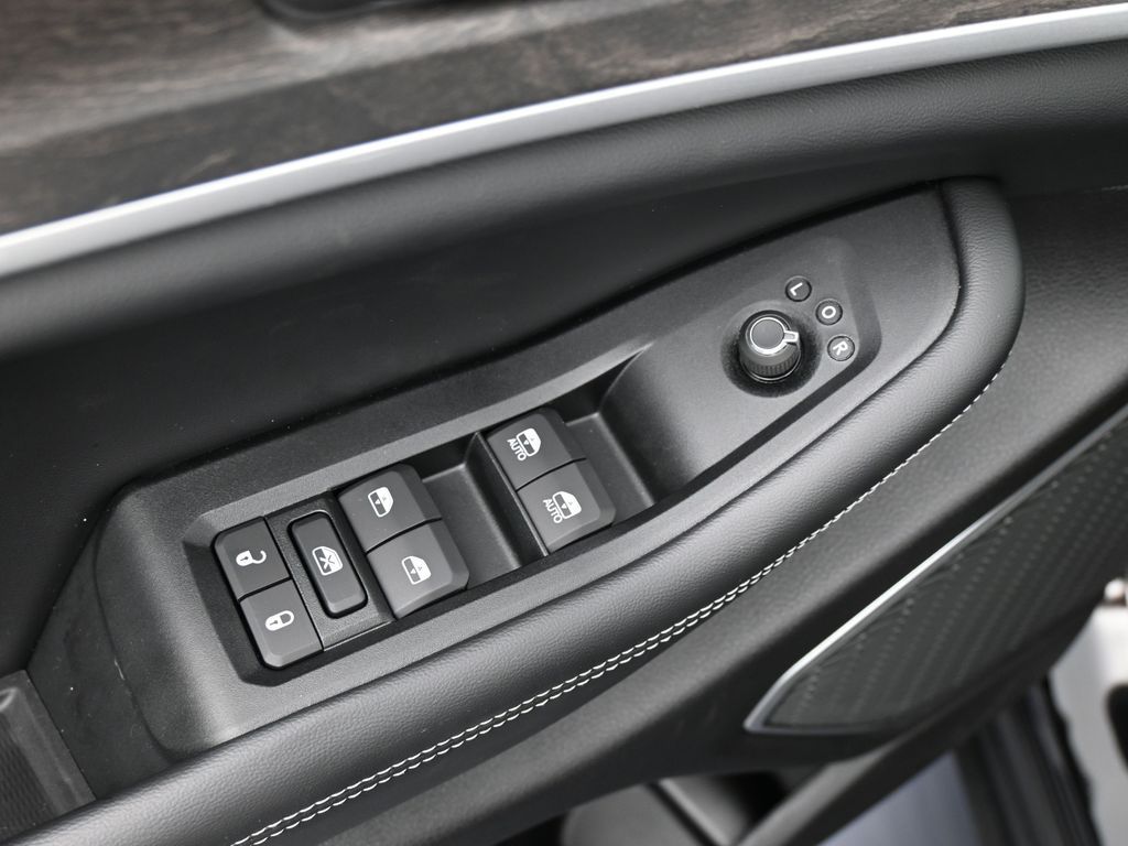 New 2026 Diamond Black Crystal Pearlcoat Jeep Limited image 18