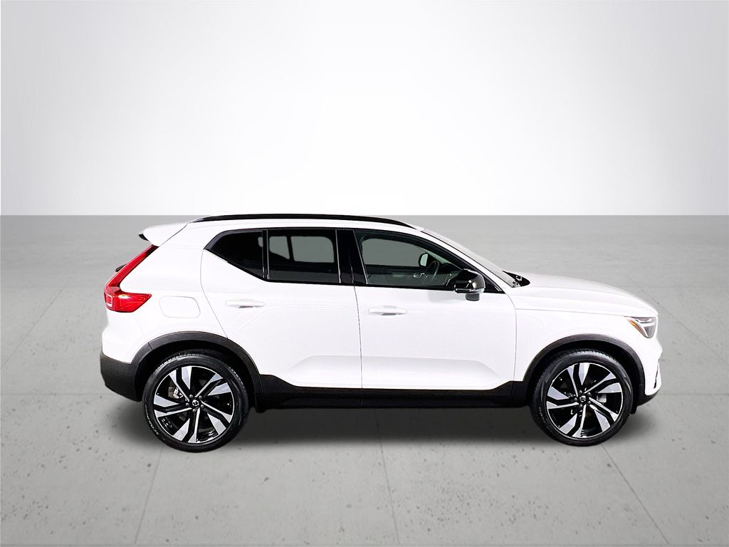 2023 Volvo XC40 B5 Plus Dark Theme