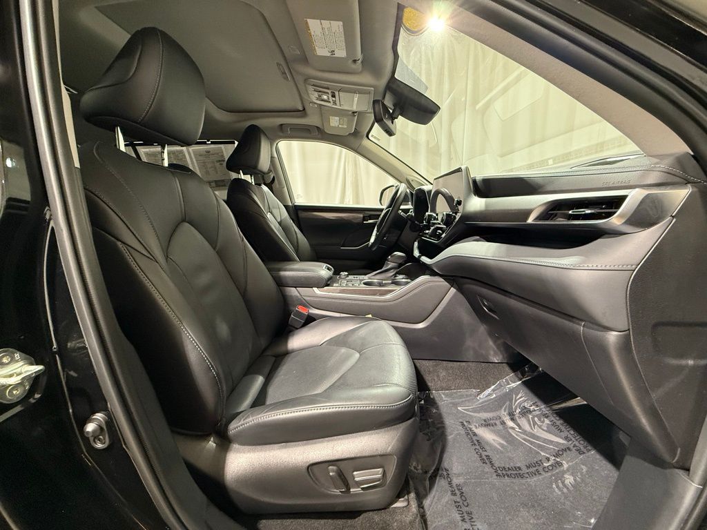 Thumbnail: 2023 Toyota Highlander - 24