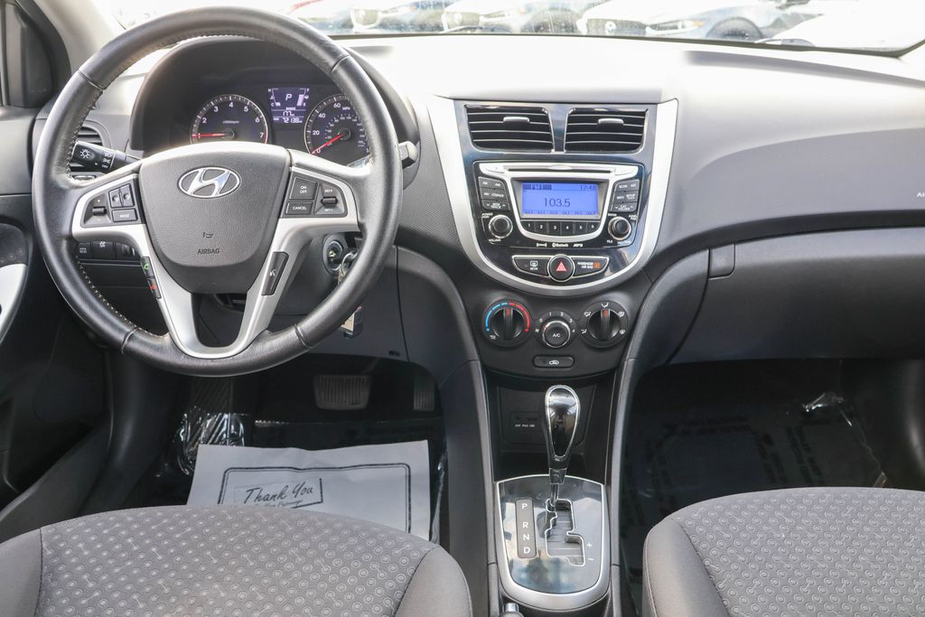 2012 Hyundai Accent SE 28