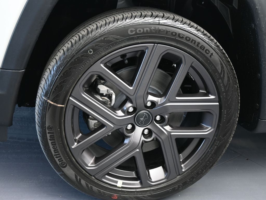 New 2026 Bright White Clearcoat Jeep Latitude image 25