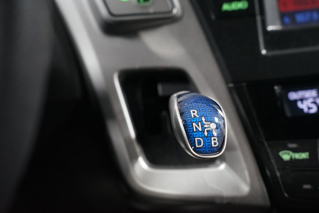 Thumbnail: 2012 Toyota Prius v - 20