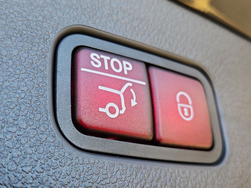 Thumbnail: 2025 Mercedes-Benz GLC - 29