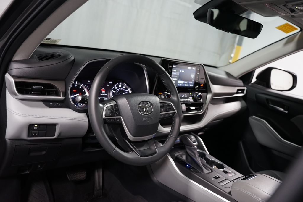 Thumbnail: 2022 Toyota Highlander - 11