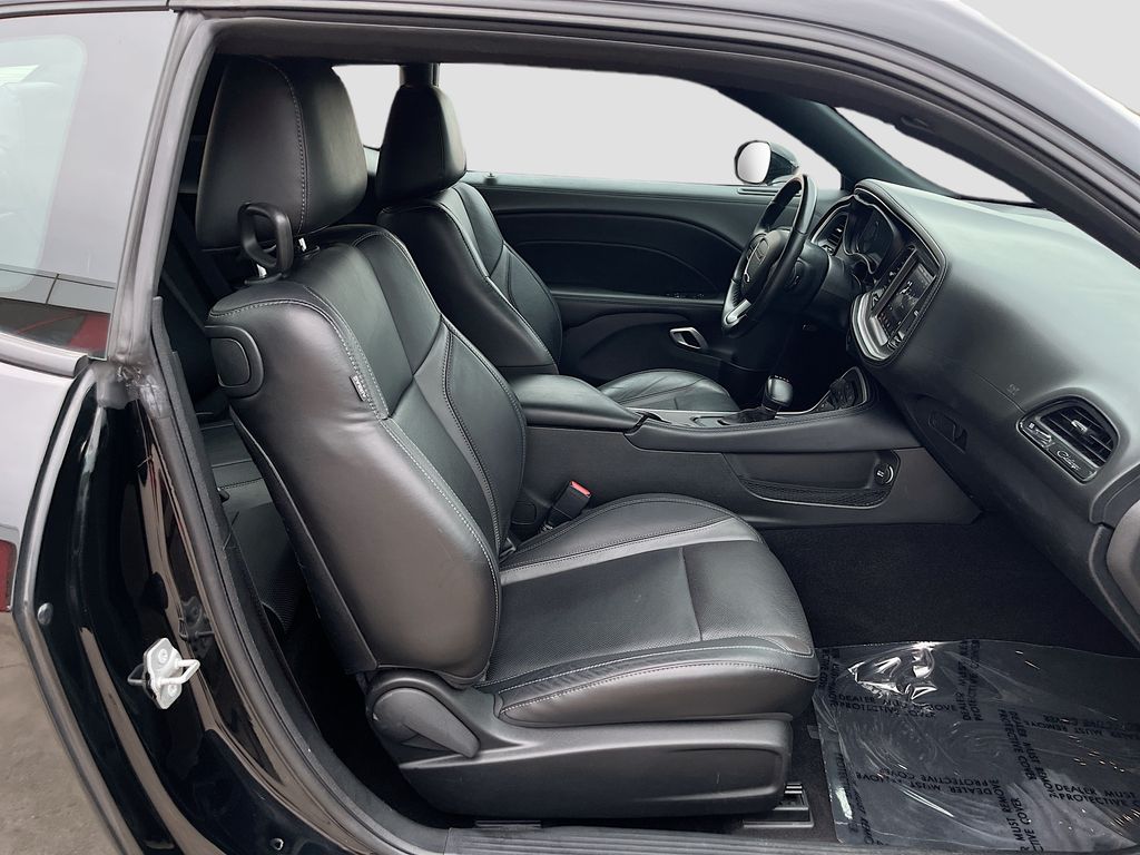 Used 2022 Black Dodge SXT image 29
