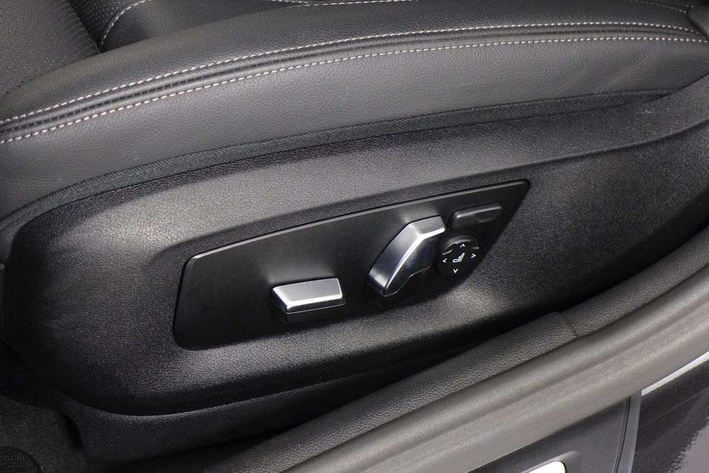 Thumbnail: 2023 BMW 5 Series - 22