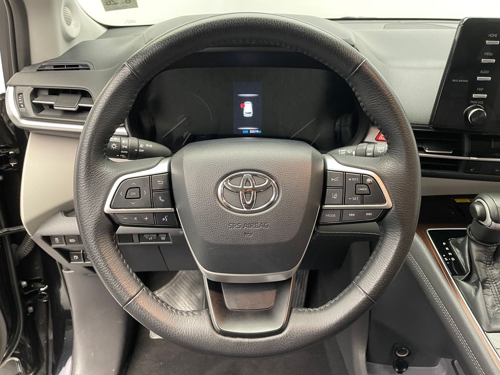 2021 Toyota Sienna XLE 27