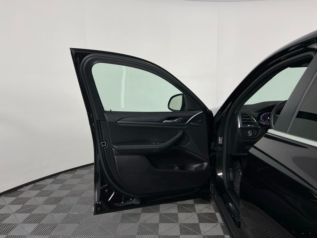 Thumbnail: 2025 BMW X4 - 14