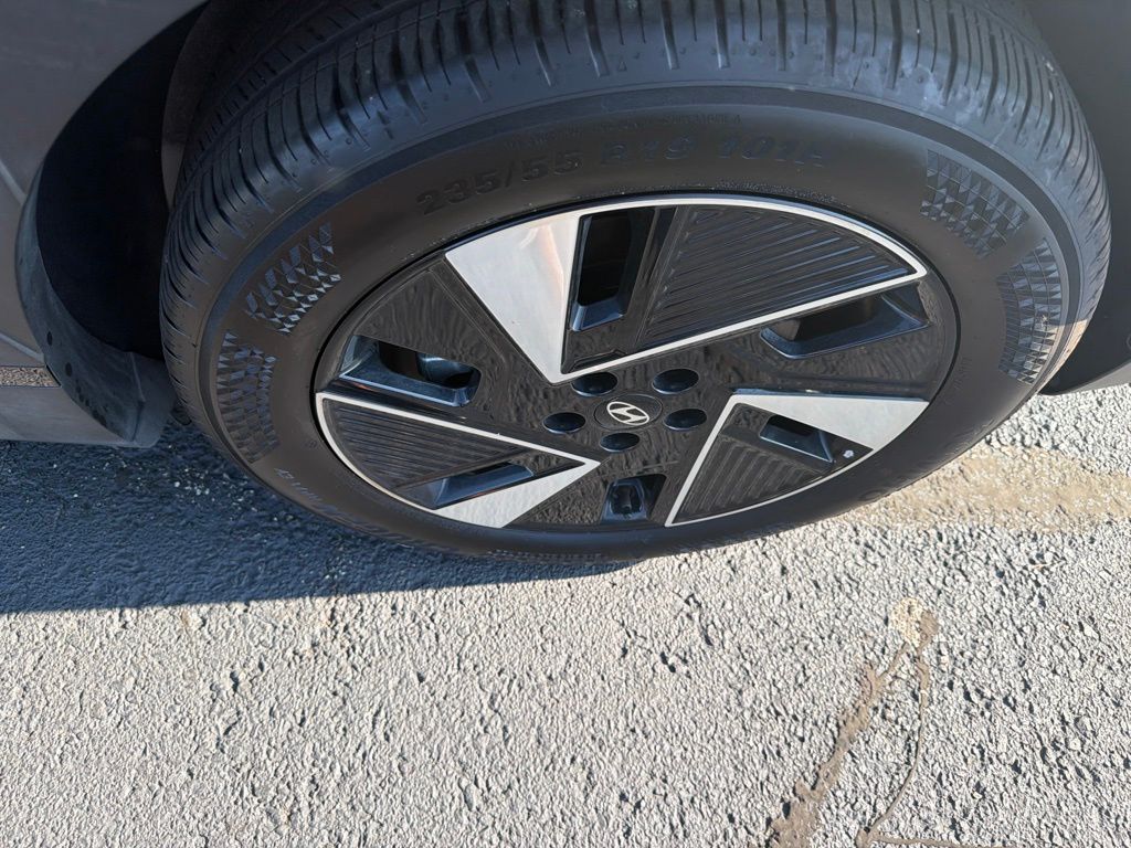 Used 2025 Gray Hyundai SEL image 11