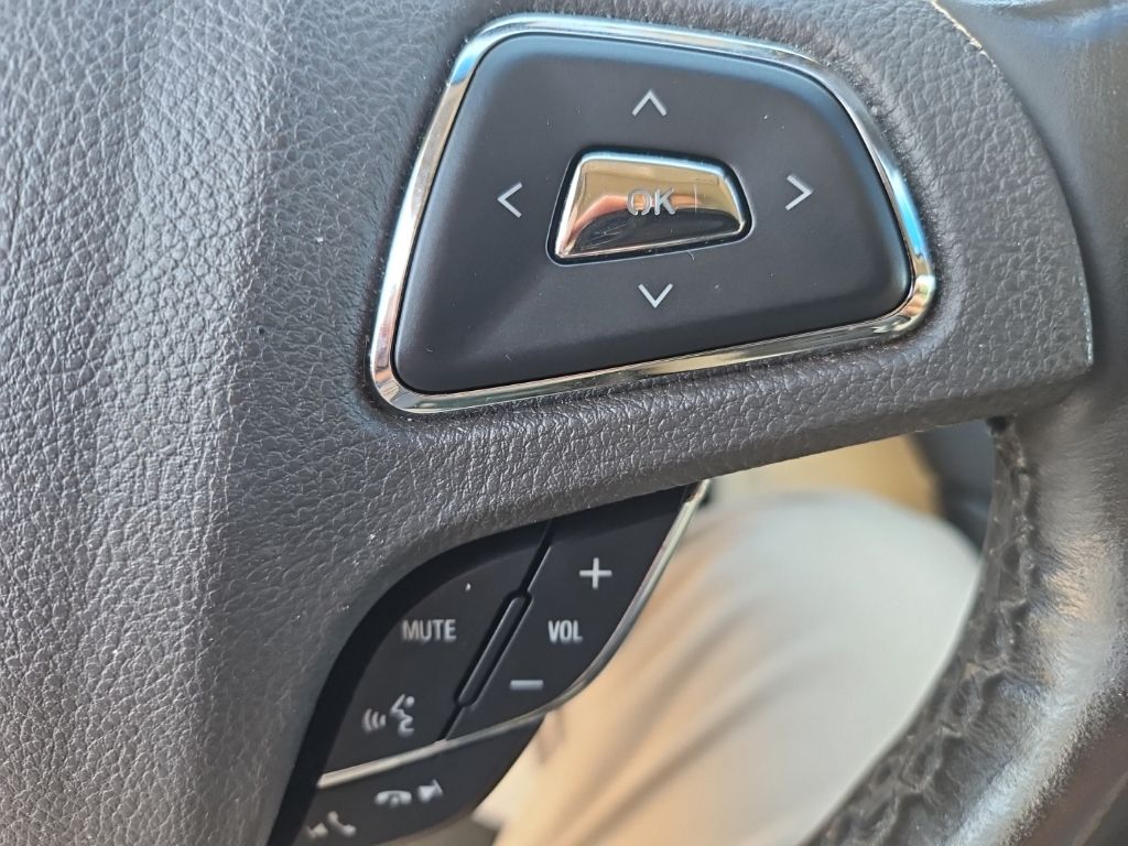 Used 2015 White Lincoln Base image 24