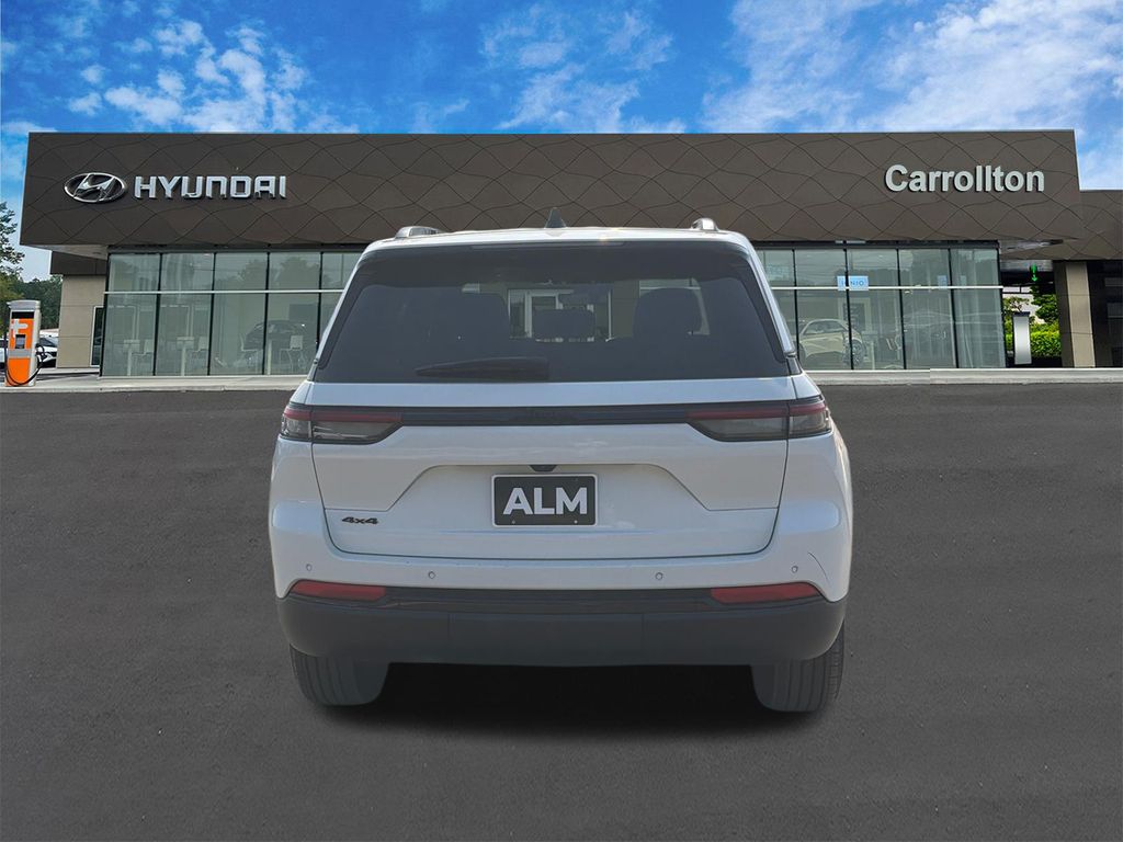 Used 2025 White Jeep Altitude image 6