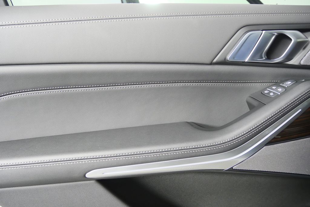 Thumbnail: 2026 BMW X7 - 14