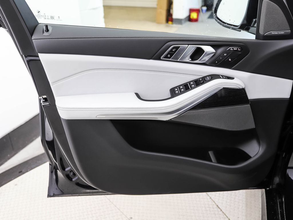 Thumbnail: 2026 BMW X7 - 9