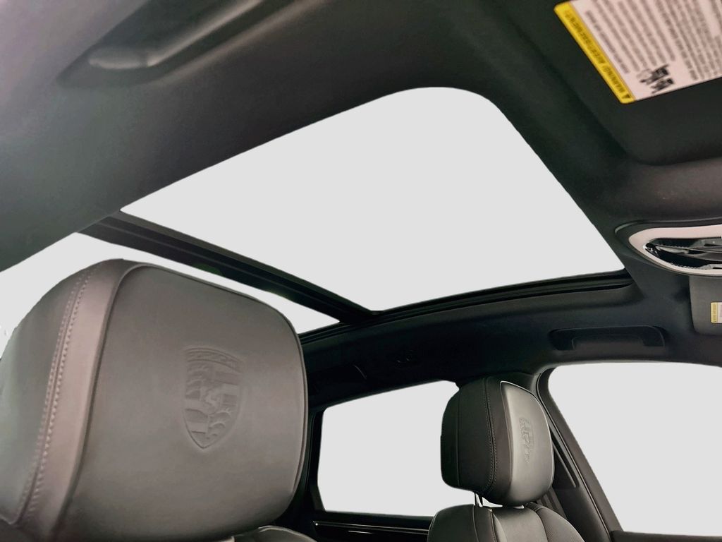 Thumbnail: 2026 Porsche Macan - 20