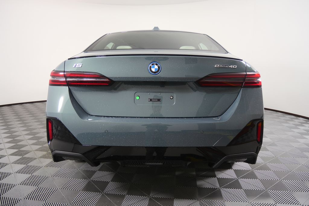 Thumbnail: 2026 BMW i5 - 4