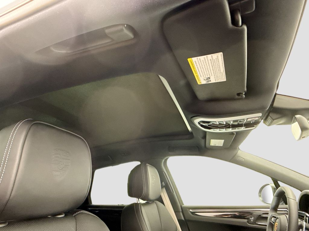 Thumbnail: 2026 Porsche Macan - 21