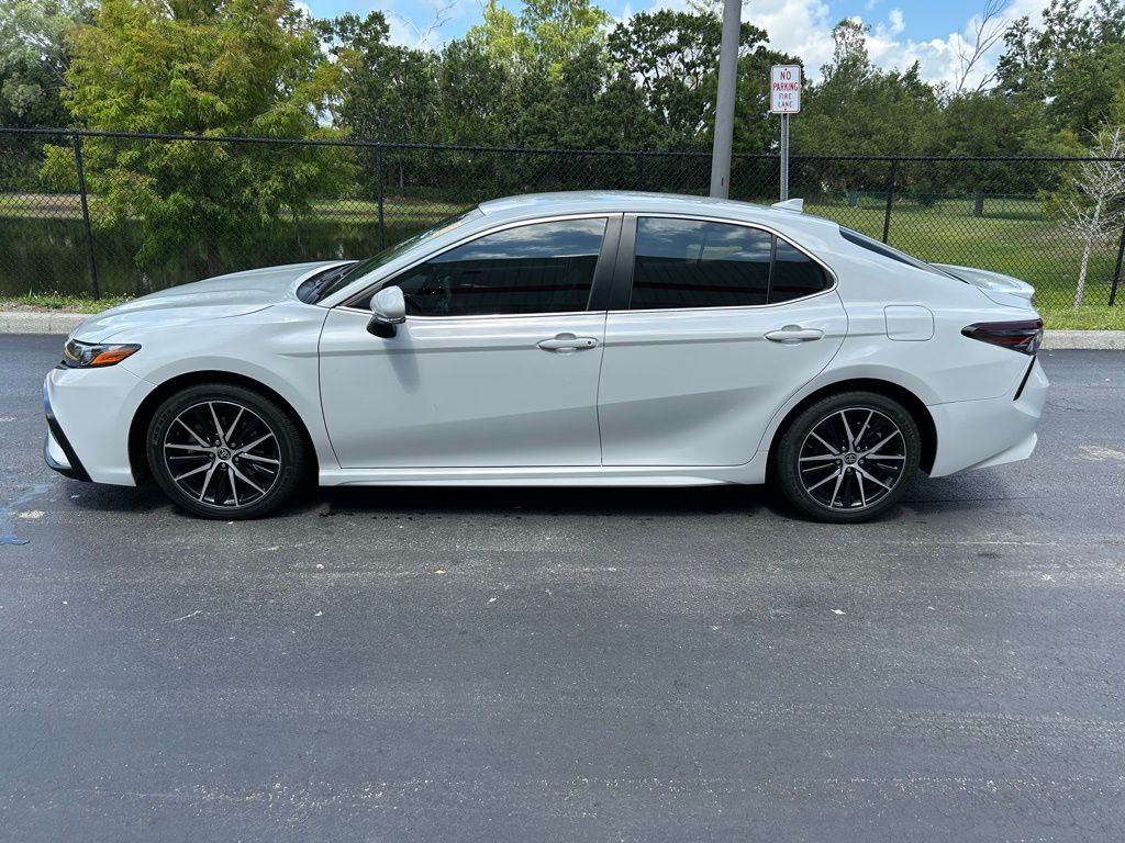 2022 Toyota Camry SE 2