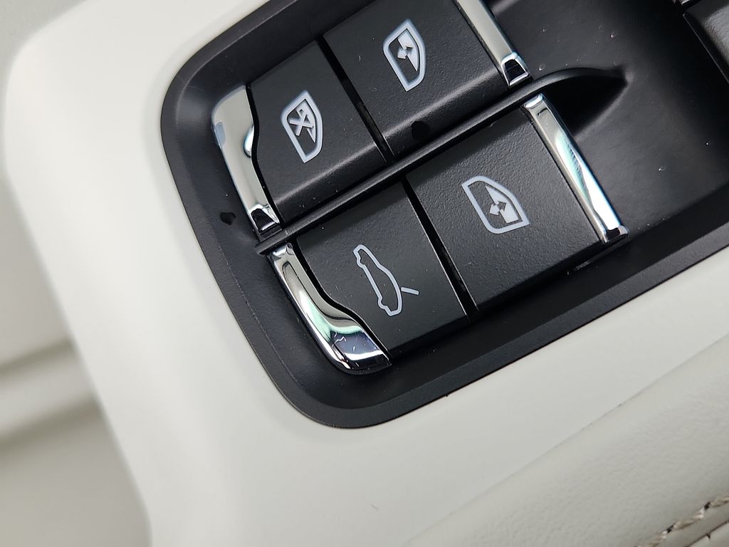 Thumbnail: 2022 Porsche Macan - 27