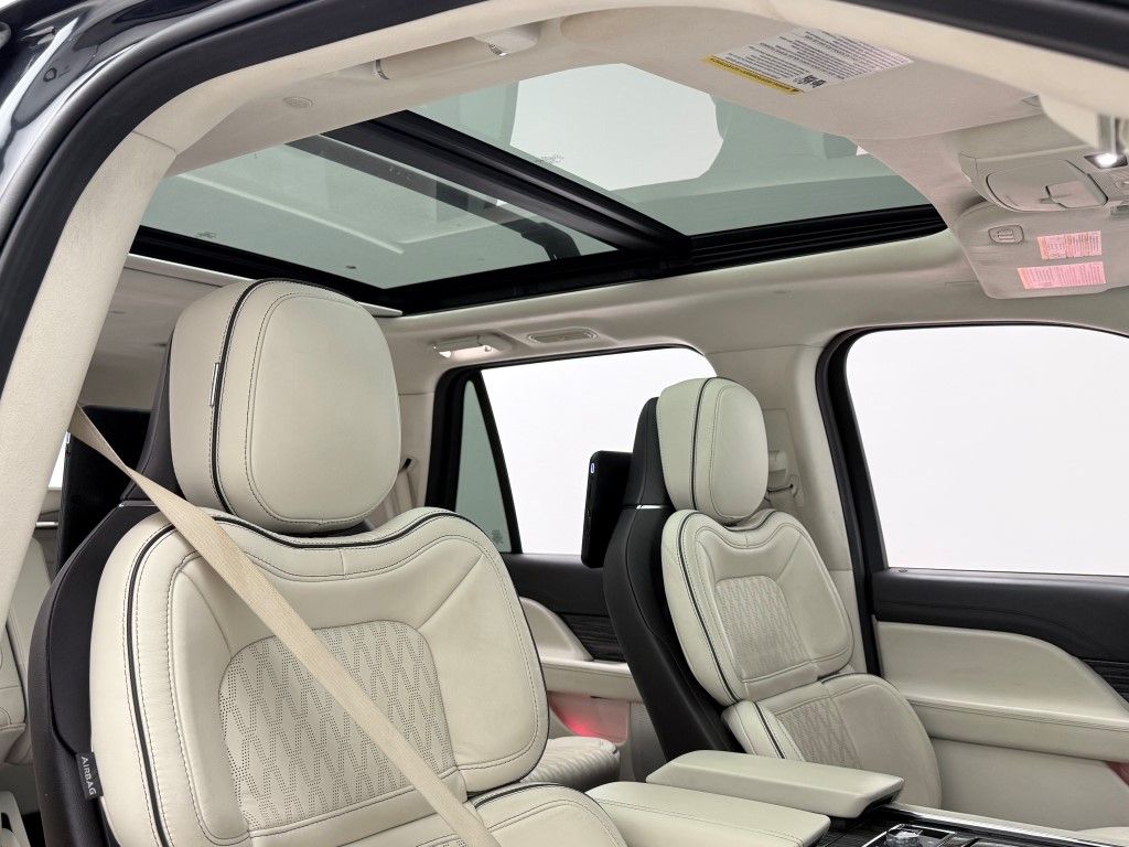 Thumbnail: 2021 Lincoln Navigator - 22