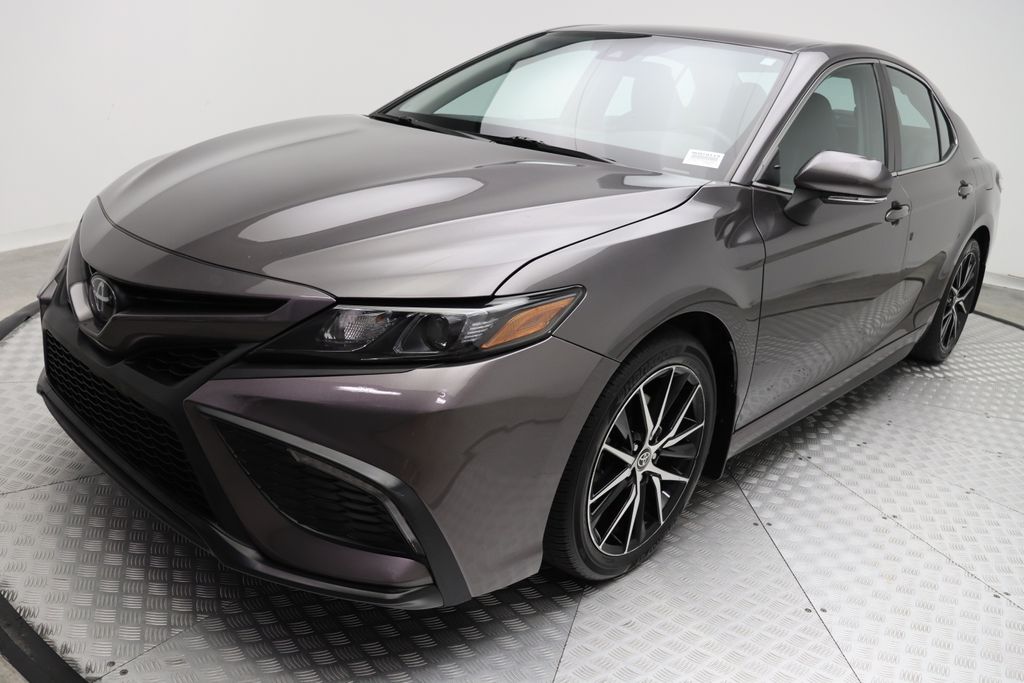 2022 Toyota Camry SE 2