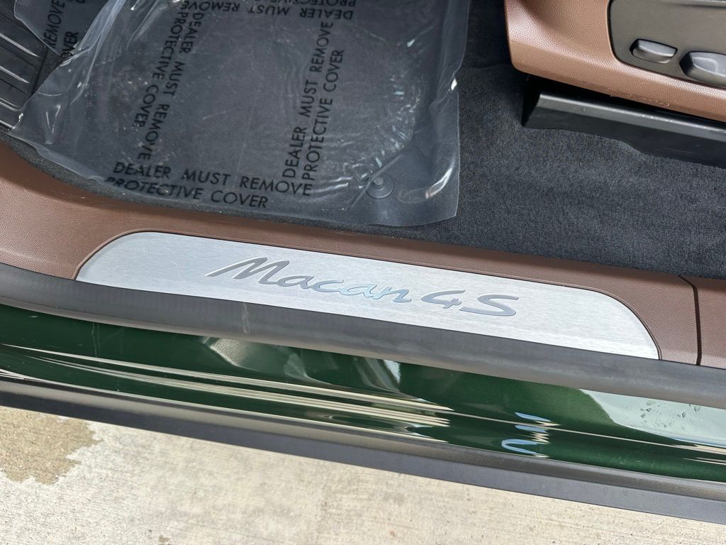 Thumbnail: 2025 Porsche Macan - 24