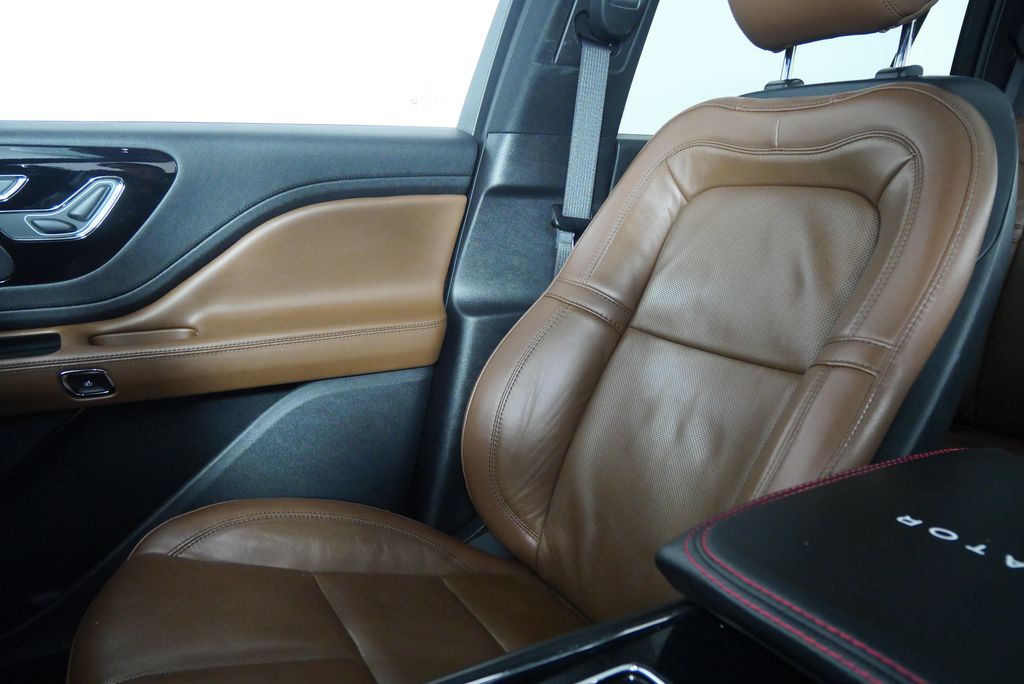 Thumbnail: 2022 Lincoln Aviator - 29