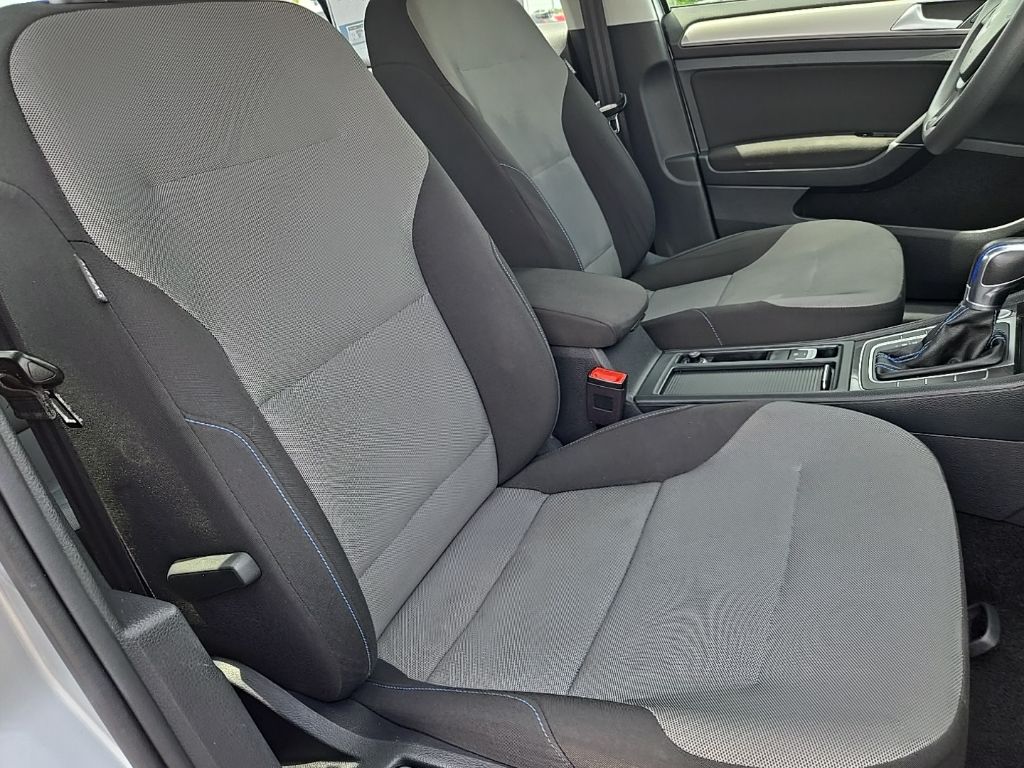 Thumbnail: 2016 Volkswagen e-Golf - 23
