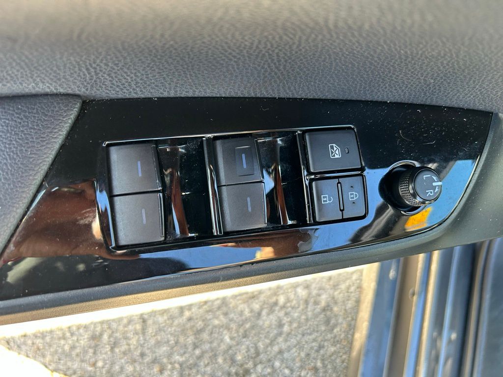 Thumbnail: 2020 Toyota Prius - 16