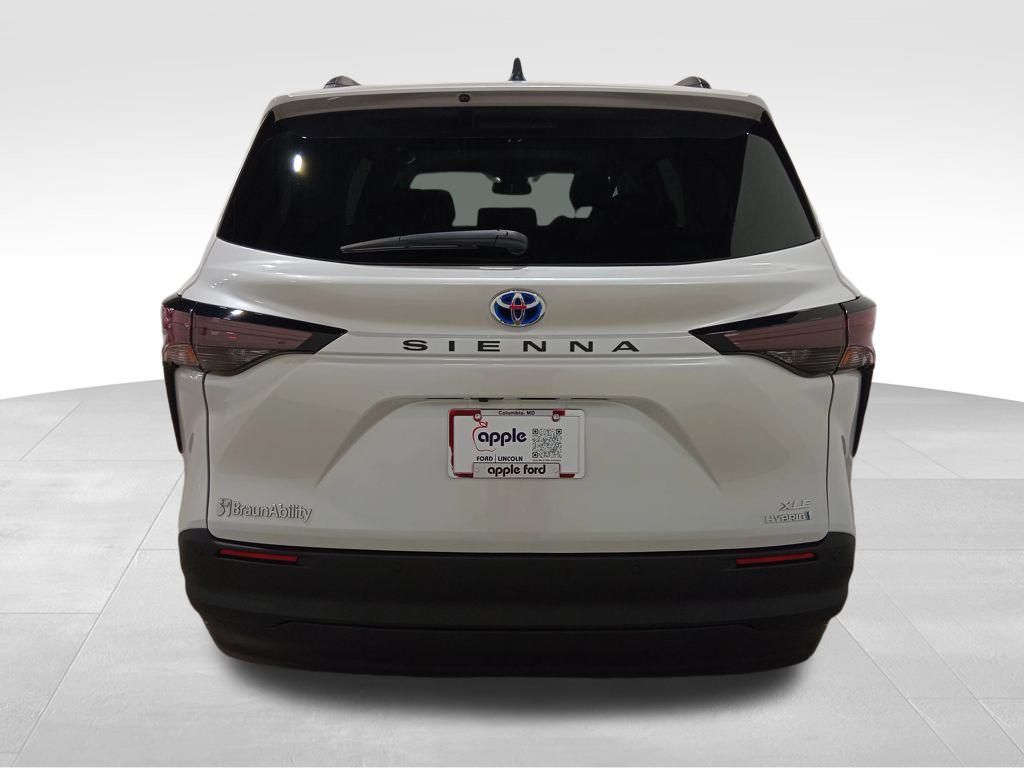 2024 Toyota Sienna XLE