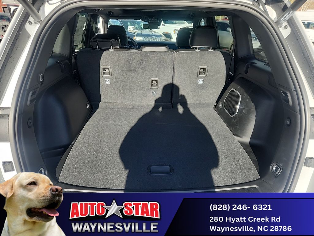 new 2025 Jeep Grand Cherokee car, priced at $47,990