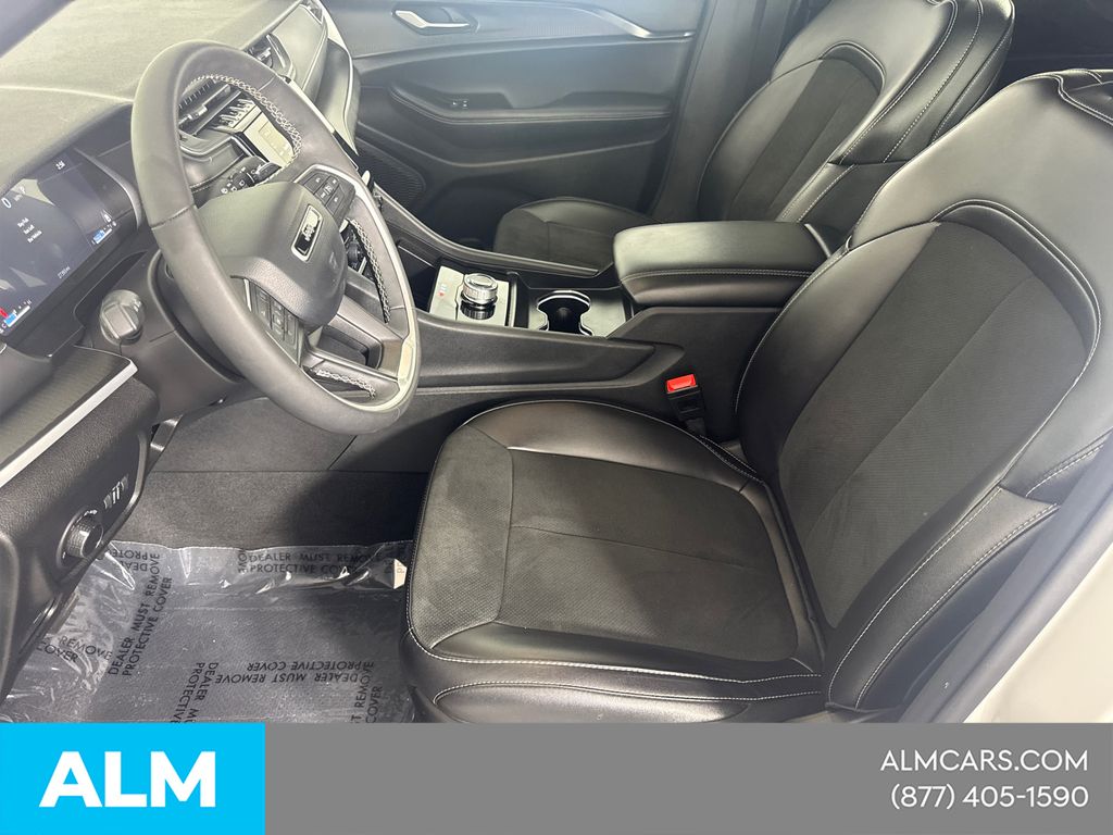 Used 2025 White Jeep Altitude image 11